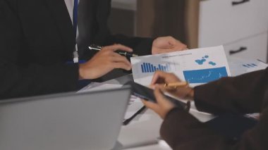 Ekonomik belgeler üzerinde çalışan ve tartışan iş adamları