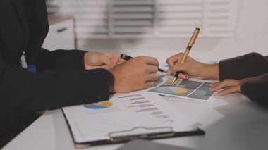 İş adamlarını kapatın ve iş planlarını tartışın.