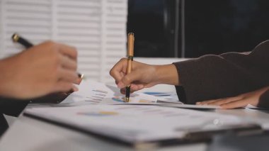 bir sözleşme imzalamadan işadamı.