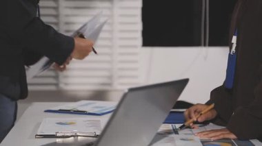 Girişimcilik işinde bir bilgisayar üzerinde çalışan iş adamı