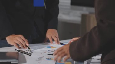 Finansal tablolar ve grafiklerle iş ekibi toplantısı..