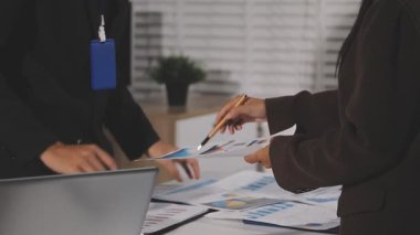 Kapat. Ofiste takım elbiseli ve kravatlı bir iş kadını. iş