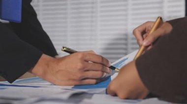 İş adamları birlikte çalışıyor.