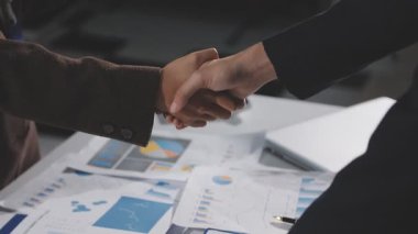 İş takımının eli sıkışıyor..