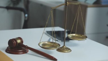 Adalet kavramı. Tokmak, terazi, yargıç tokmak, hukuk kitabı..