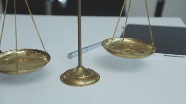 Tokmak ve adalet terazisi olan altın pullar. Hukuk kavramı.