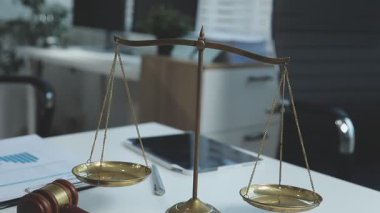 Adalet tokmağı ve kitaplarla dolu iş terazileri