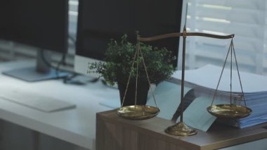 Hukuk teması. Yargıç Tokmak, adalet terazisi ve yargıç tokmağı ofiste.