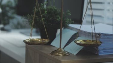 Adalet ölçekler ve kitaplar