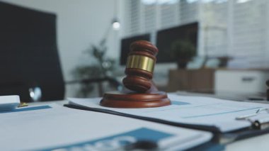 Tokmak ve belgeler ofisteki masada..