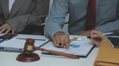 Belgeler ve finansal grafiklerle çalışan iş ekibi. Finansal planlama kavramı.