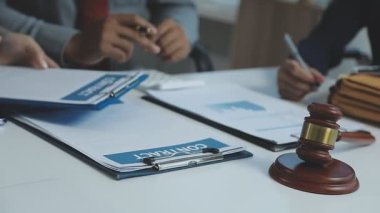 Ofiste çalışan iş adamları.