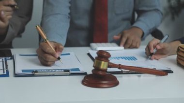 Birlikte modern ofisinde çalışan iş takım