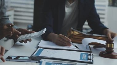 Ofiste çalışan avukat