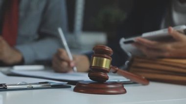 Avukat, yargıç, yargıç, avukat ya da yargıç tokmağı, hukuki tavsiye, hukuk hizmetleri ve hukuk hukuku kavramı. Hukuki adalet hizmetleri ve hukuk hukuku