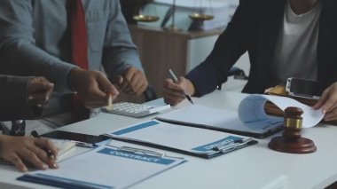 Genç işadamları ofiste çalışıyor..