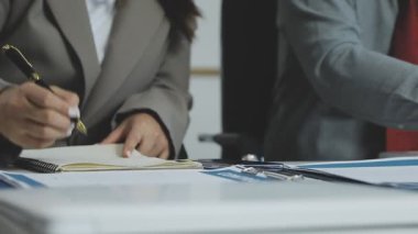 Modern ofis odasındaki iş adamları. İş adamları tartışır ve beyin fırtınası yapar..