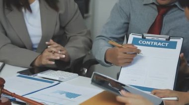 Ofiste çalışan iş adamları