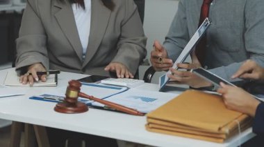 İş kadını ve işadamı bürodaki belgelerle görüşüyor ve görüşüyor