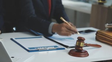 İşadamı ofiste dizüstü bilgisayarla çalışıyor.