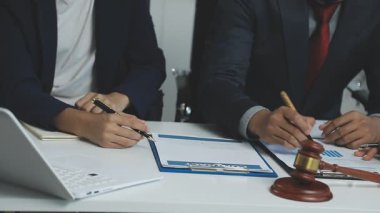 İş adamları kalemle kontratı tartışıyor.