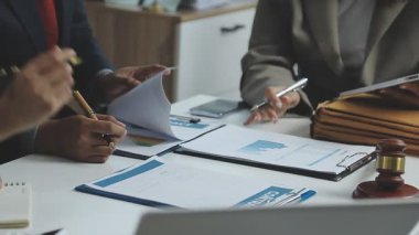 İş Adamları Tokalaşıyor