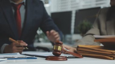 Avukat, avukat, avukat ya da avukat mahkeme salonunda çalışıyor. Yargıç tokmak, terazi, yasal belgeler, hukuk ve adalet ile hukuk hukuku kavramı