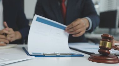 İş adamları ofiste toplanıp tartışıyorlar..