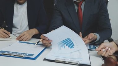 İş ekibi ofiste çalışıyor..