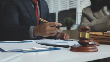 İş adamları ofiste toplanıyor.