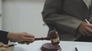 Çekiçli iş adamı avukat