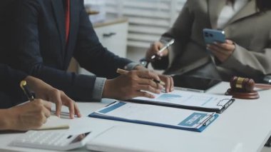 iş kadını mali belgeleriyle çalışma