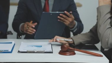 İş adamları ofiste bir sözleşmeyi tartışıyorlar. Ofiste çalışan iş ekibi..