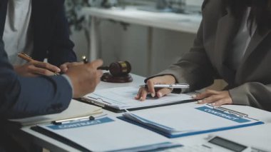 Ofiste çalışan iş adamları