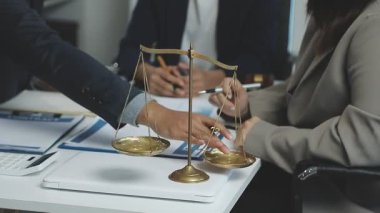 İş adamları toplantı odasında.