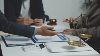 İş Adamları Sözleşmeyi Tartışıyor