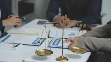 Ofiste çalışan iş adamları