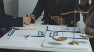 Avukat ofiste belge ile çalışıyor.