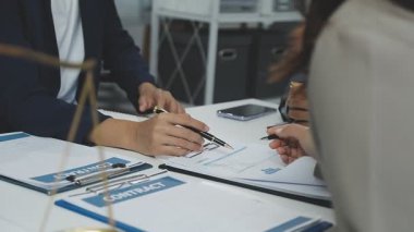 Ofiste çalışan iş adamları