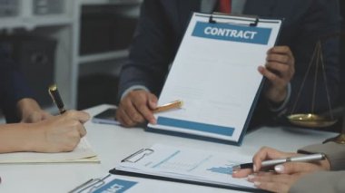 Ofiste çalışan iş adamları