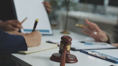 Yargıç Tokmak ve belgeler masanda. Avukat ve avukat