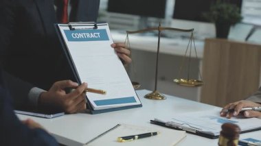 İş adamları masada tartışıyor ve tartışıyorlar.