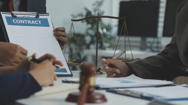 İşadamı ve kadın avukat ofiste çalışıyor..