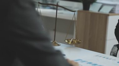 Belge, büro ve adalet konsepti, hukuk ve hukuk hizmetleriyle çalışan işadamı