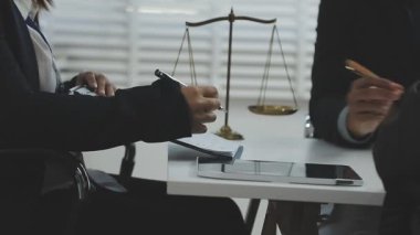 Avukat ve avukat tokmak ve müvekkil ile ofiste belgeleri ve yasal belgeleri tartışıyorlar. Hukuki danışmanlık ve hukuk hizmetleri kavramı.