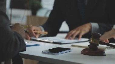 Belgeleri ve bilgisayarı olan bir iş adamı.