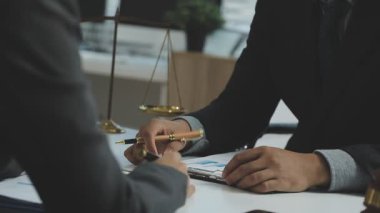 İş adamları ofiste toplanıyor.