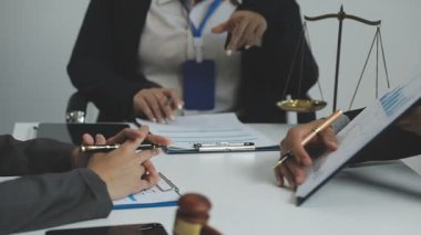 Bir grup iş adamı toplantıda birlikte çalışıyor.