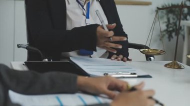 İş adamları ofiste toplanıyor..