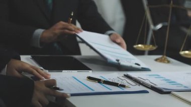 Ofisteki toplantıda elinde kalem tutan ve notlar yazan işadamlarına yakın durun.